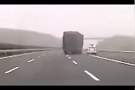胆大妄为！山东济青高速，大货车疯狂别警车 ，存在极大交通安全视频封面