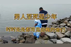 男人至死是少年，地铁上玩烟卡的两少年引来一帮子老爷们围观！视频封面