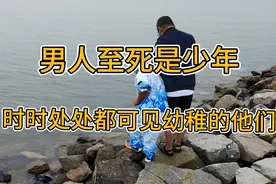 男人至死是少年，地铁上玩烟卡的两少年引来一帮子老爷们围观！视频封面