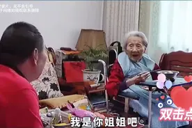陪伴是最长情的告白！儿子放弃自己的事业，照顾老年痴呆的母亲视频封面