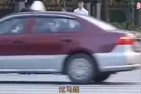好心女孩扶老奶奶过马路视频封面