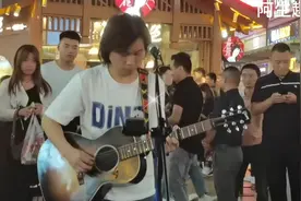 长沙街头艺人阿看 弹唱《上海滩》他的吉他弹唱堪称抖音第一人视频封面