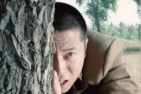 小伙胆识不凡 仅用一招倒拔垂杨柳巧妙反击敌人视频封面