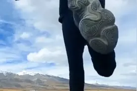 脚下的路视频封面