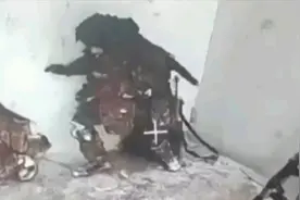 俄军一架光纤无人机探访了坐在库尔斯克地区公交车站的乌军士兵视频封面