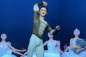 俊美身材，19岁芭蕾男孩《天鹅湖》王子首演视频封面