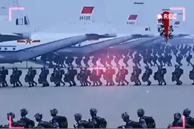 解放军联合登陆作战，场面霸气震撼！全副武装，场面紧张！统一视频封面