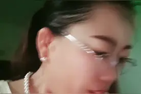 我还没有收拾完呢，我把楼道里的垃圾扔下去，干活干了一身汗视频封面