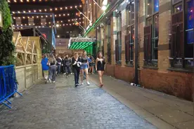 英国夜晚12点的街头美女网红打卡酒吧街4视频封面