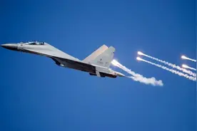澳军机强闯中国领空，歼-16发照明弹贴脸驱离，最近仅30米视频封面
