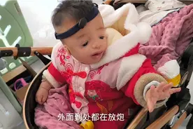 吉祥母子年夜饭吃满汉全席哥们也来了，人多吉祥也不哭了，过年了视频封面