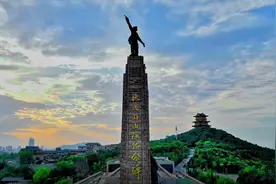 瞻仰铁道游击队纪念碑，缅怀革命先烈，传承红色基因视频封面