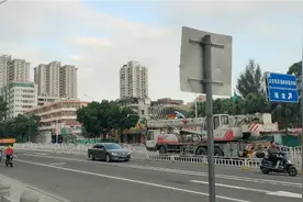 湛江市霞山商业步行街很独特，街道中间绿树成荫，两旁商铺林立视频封面