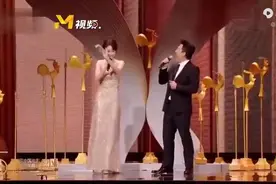 黄渤和这张小斐跳舞，简直笑死人，临场能力太强了视频封面