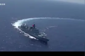 胡塞武装两线作战，第三次打击美航母，轰炸亚丁湾美英三艘货轮！视频封面