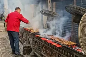 在新彊感受当地人最为地道的烤羊肉，在满满的烟火气中品尝美味！视频封面