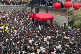 直击王婆为什么迅速火遍全网，开封万岁山武侠城内王婆回应视频封面