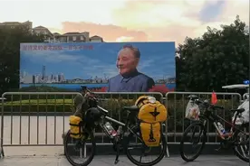 长途骑行来到深圳，爬天桥爬到腿软，终于来到巨幅画像下面视频封面