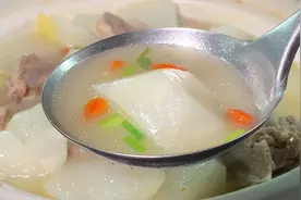 秋天要多喝萝卜排骨汤，教你详细做法，汤色浓白，不腥不柴超好喝