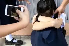 震惊！台州13岁女孩多次将纸片塞入胸部，家长崩溃视频封面