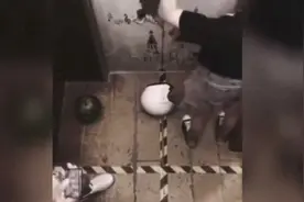 盘点那些监控下的难以置信时刻，你永远也不知道下一秒会发生什么视频封面