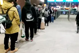 东直门852路公交车的排队长龙视频封面