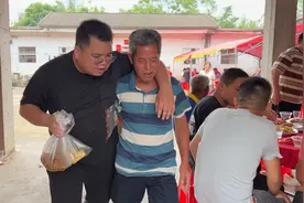 两父子去喝喜酒，还打包带走，又是开心的一天视频封面