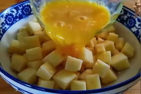 把鸡蛋液倒入苹果中，教你一个神仙吃法，比拔丝香蕉还受欢迎视频封面