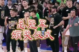 总冠军颁奖仪式——辽宁本钢男篮卫冕成功！视频封面