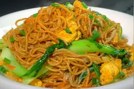 这才是炒面的正确做法，大厨教你详细步骤，不粘锅不成坨，太香了