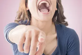 欧美人为什么嘲笑中国人，眼睛小？视频封面