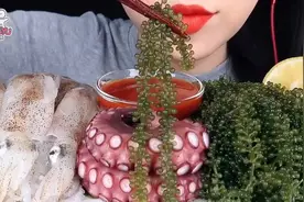 [午间食刻]ASMR声控海里游的鱿鱼和章鱼足，还有嘎吱嘎吱海葡萄