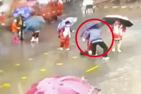 同样是去接孩子放学，这位家长做了一件让孩子在全校引以为傲的事视频封面