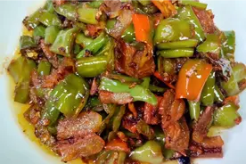 青椒怎样炒腊肉才好吃？刚仔教你几个步骤，鲜嫩爽口，美味又下饭视频封面