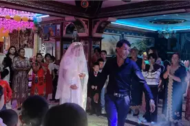 维吾尔族婚礼之新郎新娘比翼齐舞视频封面