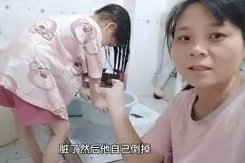 老二女儿七岁会自己洗头，洗澡也会，老三我边让他自己洗！视频封面