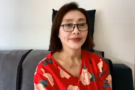 美女抢救落水男子，因姿势和穿着引起争议视频封面