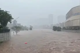 长沙暴雨有多猛：1小时下了54个西湖,预计一周降水达前年夏季视频封面