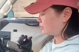 女网红在219国道开越野车，溅了骑士们一身泥，报警后委屈哭了视频封面