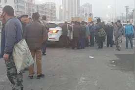凌晨五点天津最大的劳务市场上千人在找活，普通人的生活太难了…视频封面