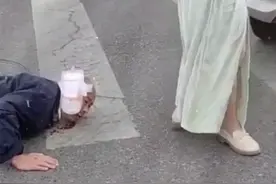 大妈吵架姨妈巾怒砸对方视频封面