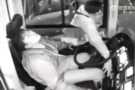 生死一线！女司机不顾生死，救下整车乘客！让人动容！视频封面