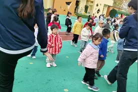 小朋友们放学后都在跟老师一起锻炼身体视频封面