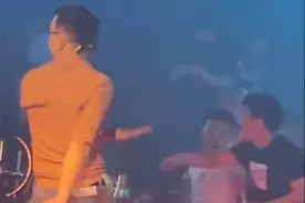 大哥的酒吧舞池魅力，让人无法抗拒的舞姿视频封面