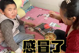 孩子感冒嘴疼吃不下饭，妈妈午饭做了手工揪面片，感冒了真可怜！视频封面