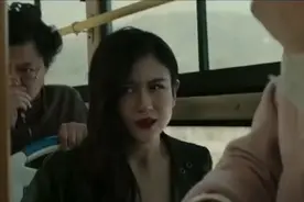 美女公交车上拉肚子，频频放屁给别人臭的不行，美女还会放屁啊视频封面