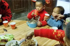 中国有爱我的两个家庭我想去哪个家都行他们对我亲生女儿一样好视频封面