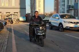 电动自行车，可以加装辅助轮，当电动三轮车骑行。视频封面