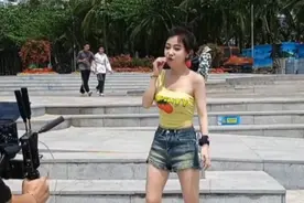 冯提莫三亚直播被偶遇，离开滤镜秒变五五分，被质疑没有一米五视频封面