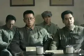 毛泽东在震惊中外的遵义会议上，伟人霸气发言，瞬间振奋全场视频封面